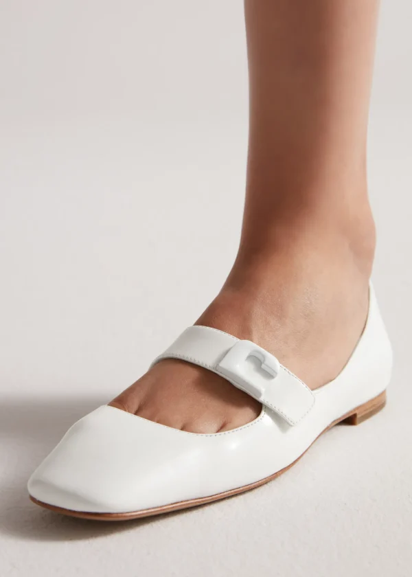 LOLA FLAT