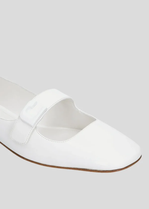 LOLA FLAT